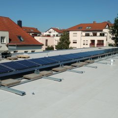 Installation der PV-Anlage auf dem Dach der Regenbogenschule