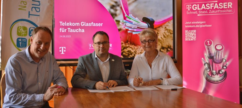 3.600 Glasfaseranschlüsse für Taucha Mitte und Taucha West: Marco Nobiss (Vertragsmanager Technik  - Deutsche Telekom AG), Tobias Meier (Bürgermeister der Stadt Taucha), Beatrice Strangalies (Gebietsmanagerin Glasfaser - Deutsche Telekom AG)